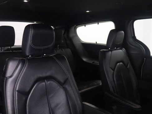 Used 2018 Chrysler Pacifica Touring-L w/ Premium Audio Group image 13