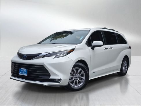 Used 2021 Toyota Sienna XLE FWD image 1