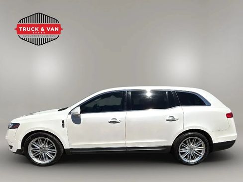 Used 2019 Lincoln MKT AWD image 2