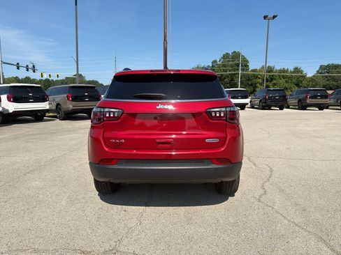 Used 2025 Jeep Compass Latitude AWD/4WD image 4