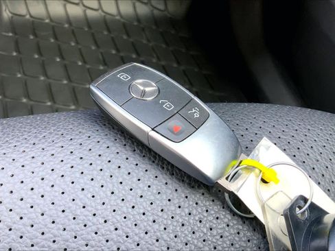 Used 2022 Mercedes-Benz GLC 300 4MATIC image 13