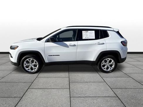 Used 2024 Jeep Compass Latitude image 2