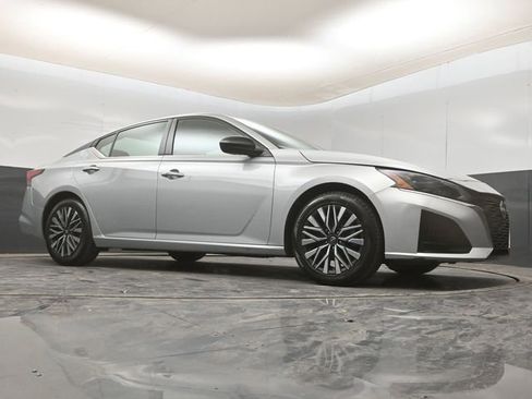 Used 2024 Nissan Altima 2.5 SV image 14