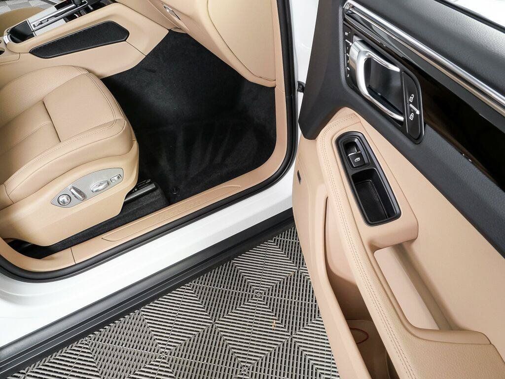 Certified 2026 Porsche Macan AWD/4WD image 25