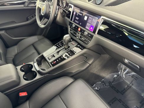 Certified 2025 Porsche Macan image 18