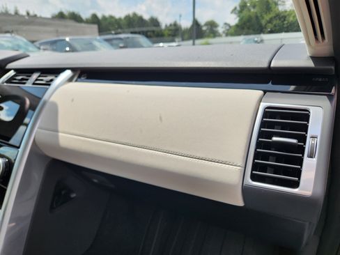 Used 2025 Land Rover Discovery S image 15