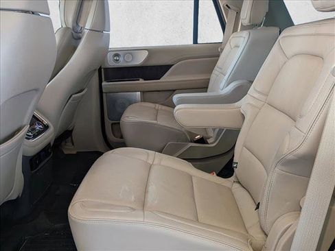Used 2019 Lincoln Navigator Reserve image 10