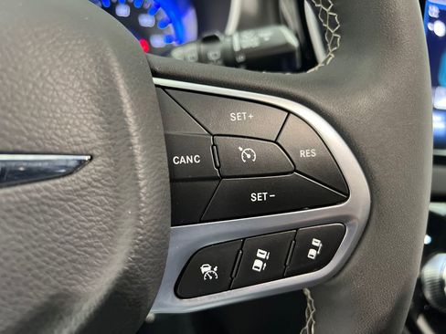 Used 2025 Chrysler Pacifica Select FWD image 49