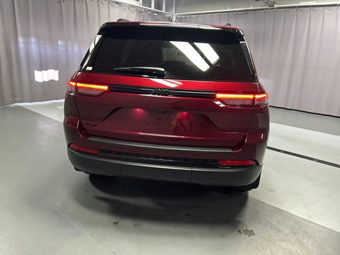 Used 2025 Jeep Grand Cherokee Altitude AWD/4WD image 6