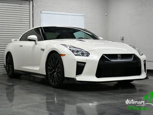 Used 2021 Nissan GT-R Premium image 11