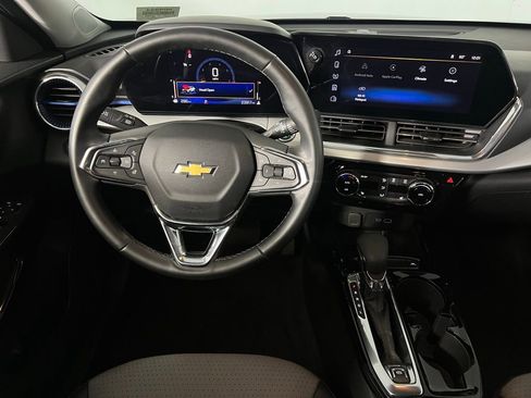 Used 2025 Chevrolet Trax LT w/ LT Convenience Package image 13