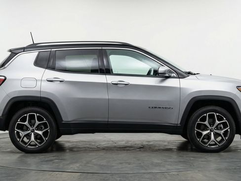 Used 2025 Jeep Compass Limited image 11
