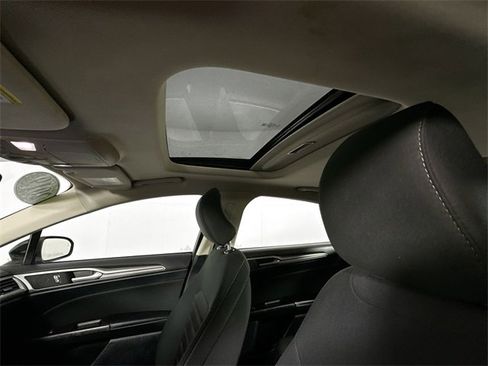 Used 2019 Ford Fusion SE image 18