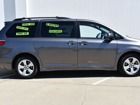 Used 2020 Toyota Sienna LE w/ Carpet Mat Package FWD image 4