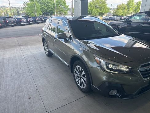 Used 2018 Subaru Outback 3.6R Touring AWD/4WD image 4