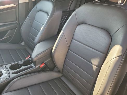 Used 2021 Volkswagen Jetta SE w/ SE Cold Weather Package image 11