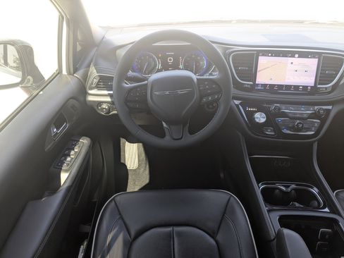 Used 2023 Chrysler Pacifica Limited w/ S Appearance Package image 19