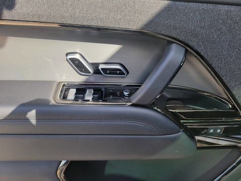 Used 2025 Land Rover Range Rover Sport SE image 19