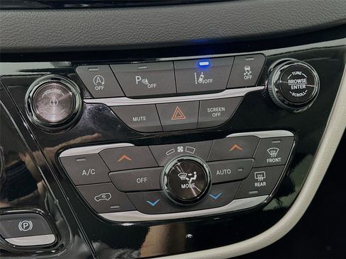 Used 2024 Chrysler Pacifica Touring-L FWD image 9