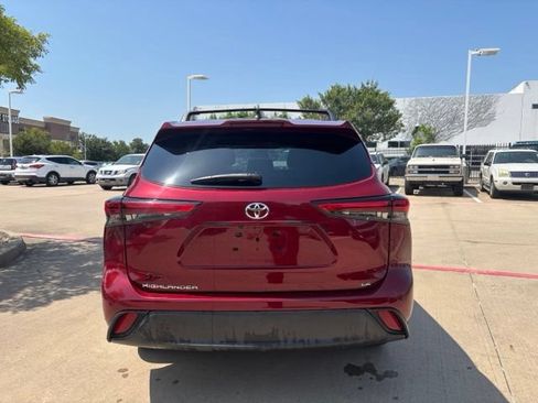 Used 2023 Toyota Highlander LE FWD image 6