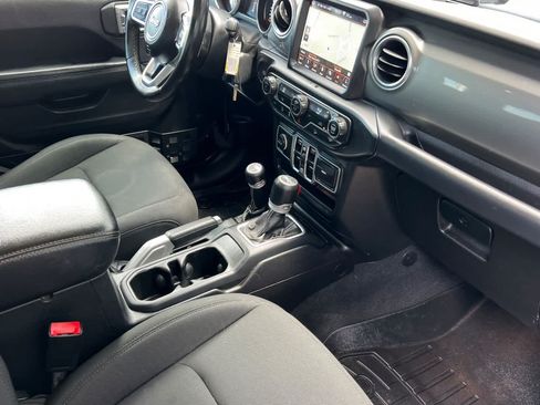 Used 2018 Jeep Wrangler Unlimited Sahara w/ Uconnect 4C Nav & Sound Group AWD/4WD image 17