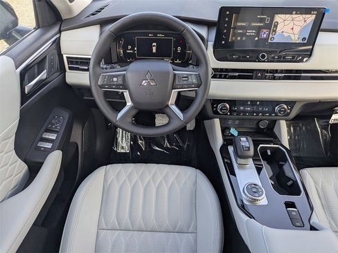 New 2025 Mitsubishi Outlander SEL image 17