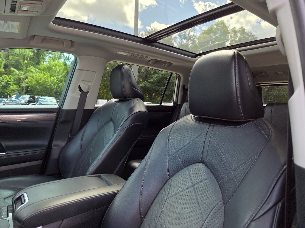 Certified 2022 Toyota Highlander Platinum FWD image 26