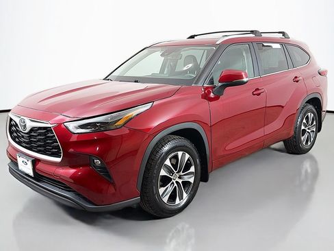 Used 2023 Toyota Highlander XLE AWD/4WD image 11