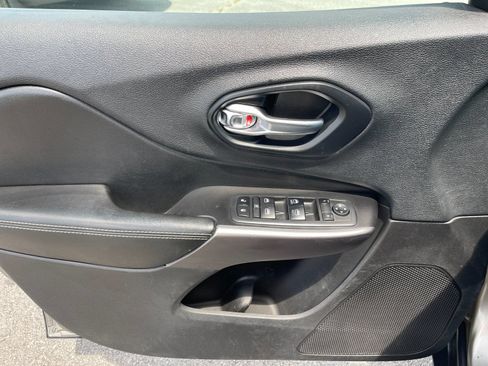 Used 2019 Jeep Cherokee Latitude Plus FWD image 12