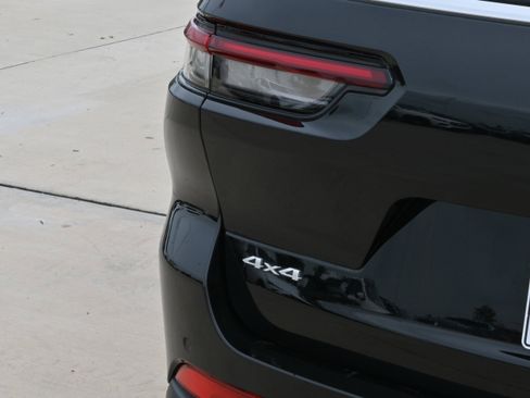 Used 2024 Jeep Grand Cherokee L Laredo w/ Luxury Tech Group I image 39