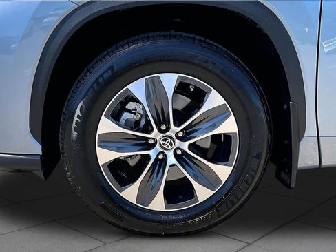 Used 2023 Toyota Highlander XLE AWD/4WD image 10