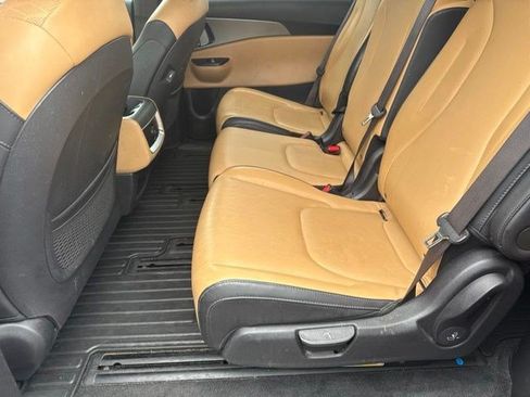 Used 2023 Kia Carnival LX FWD image 7