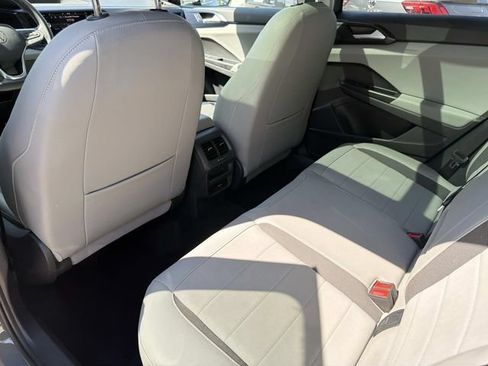 Used 2022 Volkswagen Taos SE w/ Panoramic Sunroof Package FWD image 9