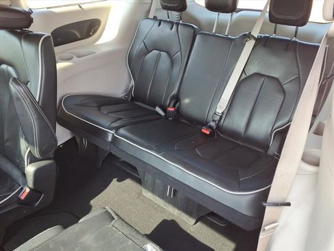 Used 2024 Chrysler Pacifica Limited image 15