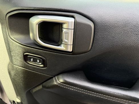 Used 2018 Jeep Wrangler Unlimited Sahara image 44