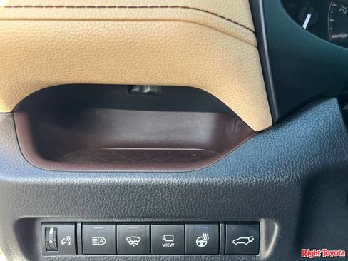Used 2022 Toyota RAV4 Limited FWD image 33