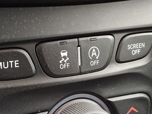 Used 2019 Jeep Cherokee Limited image 28