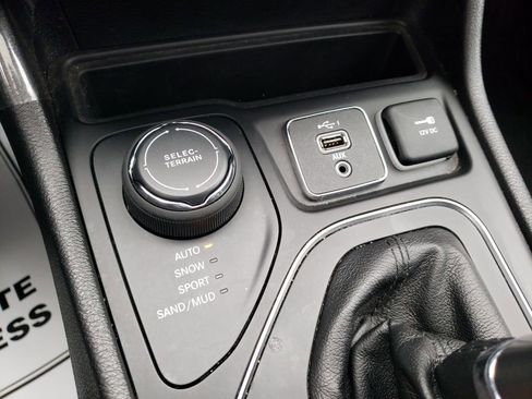 Used 2020 Jeep Cherokee Latitude Plus w/ Comfort/Convenience Group image 25