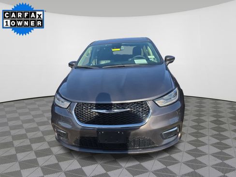 Used 2023 Chrysler Pacifica Touring-L image 3