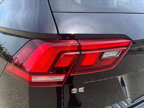 Used 2022 Volkswagen Tiguan SE w/ Panoramic Sunroof Package AWD/4WD image 32