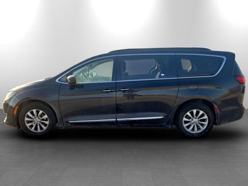 Used 2017 Chrysler Pacifica Touring-L image 10