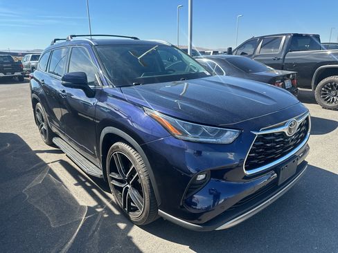 Used 2022 Toyota Highlander Platinum AWD/4WD image 2
