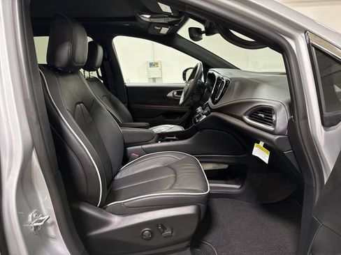 New 2026 Chrysler Pacifica Limited FWD image 23