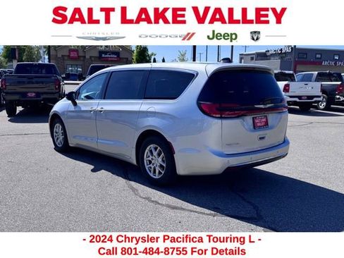 Used 2024 Chrysler Pacifica Touring-L FWD image 6