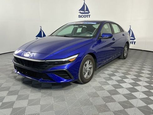 Used 2024 Hyundai Elantra SE image 3