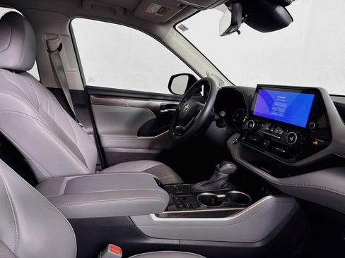 Used 2024 Toyota Highlander Platinum FWD image 34