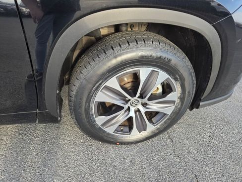 Certified 2024 Toyota Highlander XLE image 16