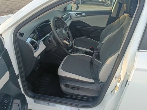 Used 2025 Volkswagen Taos SE AWD/4WD image 4