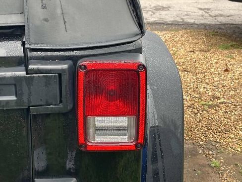 Used 2010 Jeep Wrangler Unlimited Sahara image 9