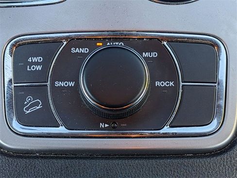 Certified 2022 Jeep Grand Cherokee Laredo X image 16